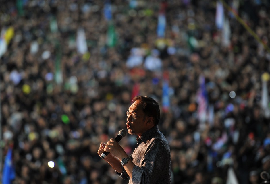 Malaysian opposition leader Anwar Ibrahim greets supporters during a rally in Penang, May 11, 2013. Photo: Firdaus Latif. Licensed under the Creative Commons Attribution-Share Alike 2.0 Generic license.